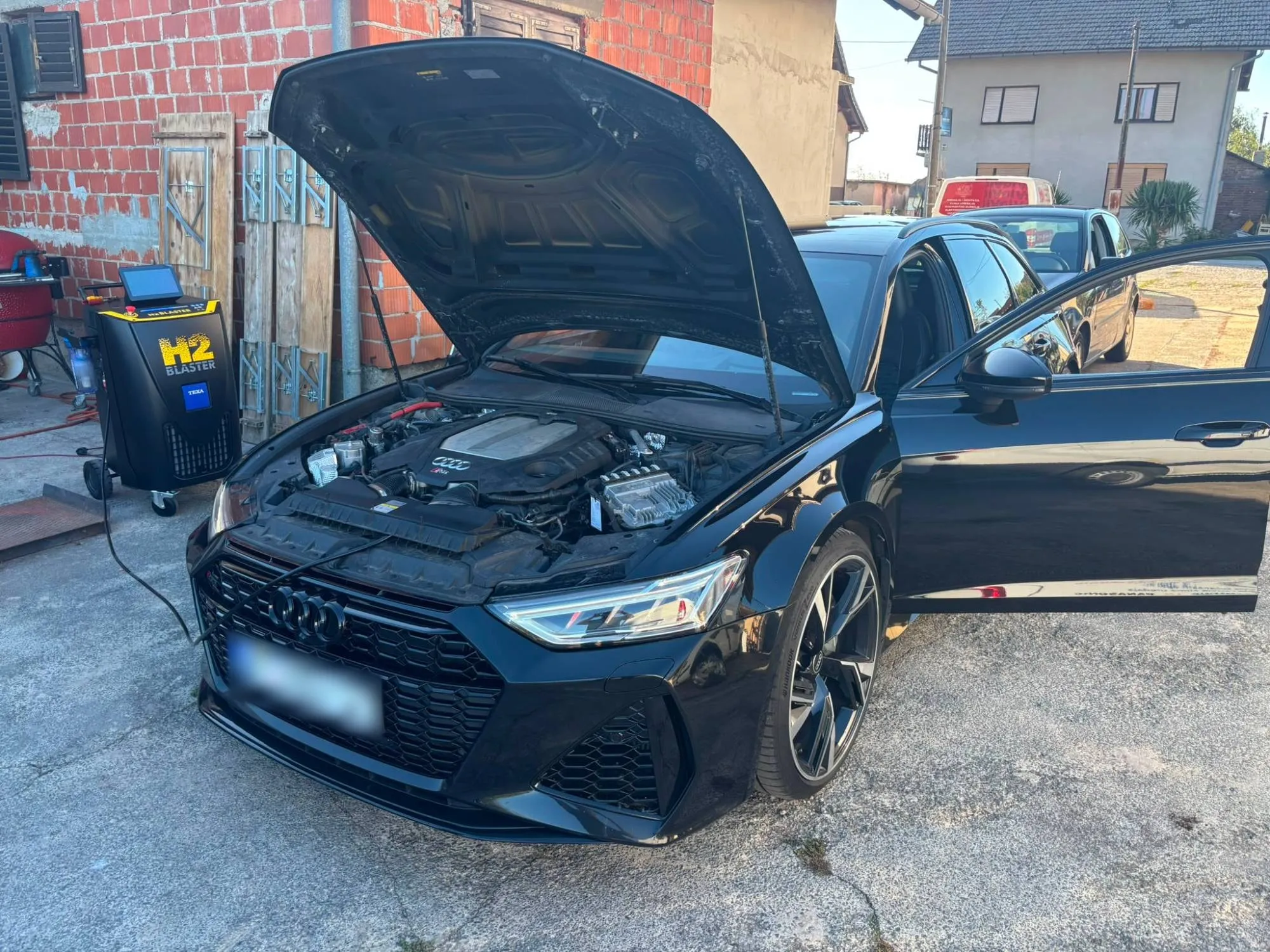 TEXA H2 Blaster spojen na usis motora dok uređaj radi